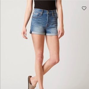 BNWT Levi’s wedgie high rise jean shorts